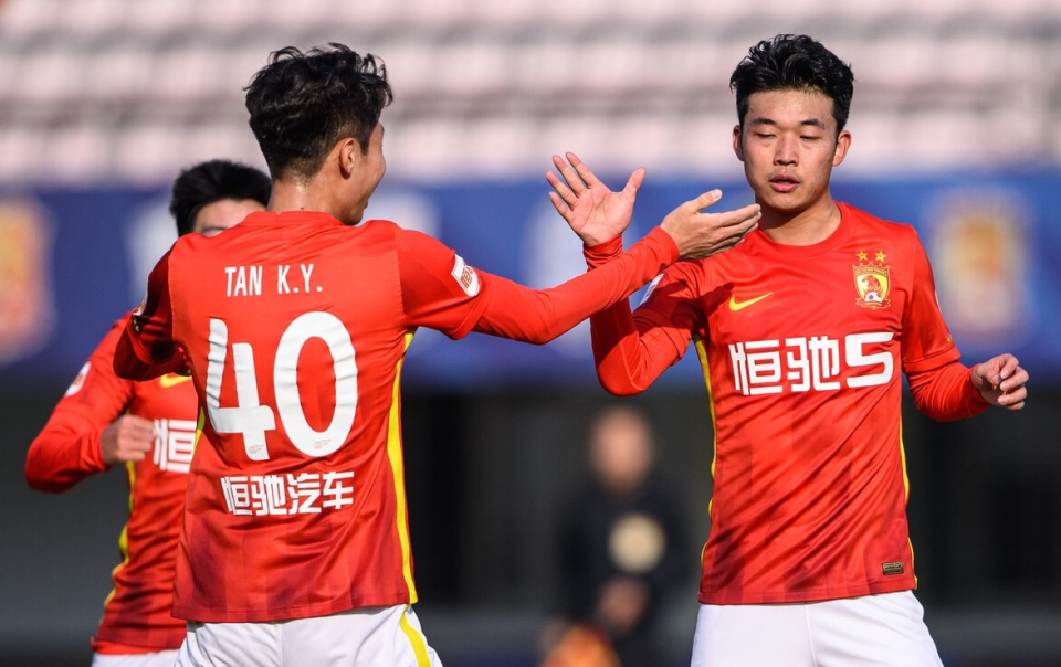 包含加时末段亚冠传出新动向，新疆广汇调整名单，管理层表态——悬念犹存，年轻球员得到机会的词条